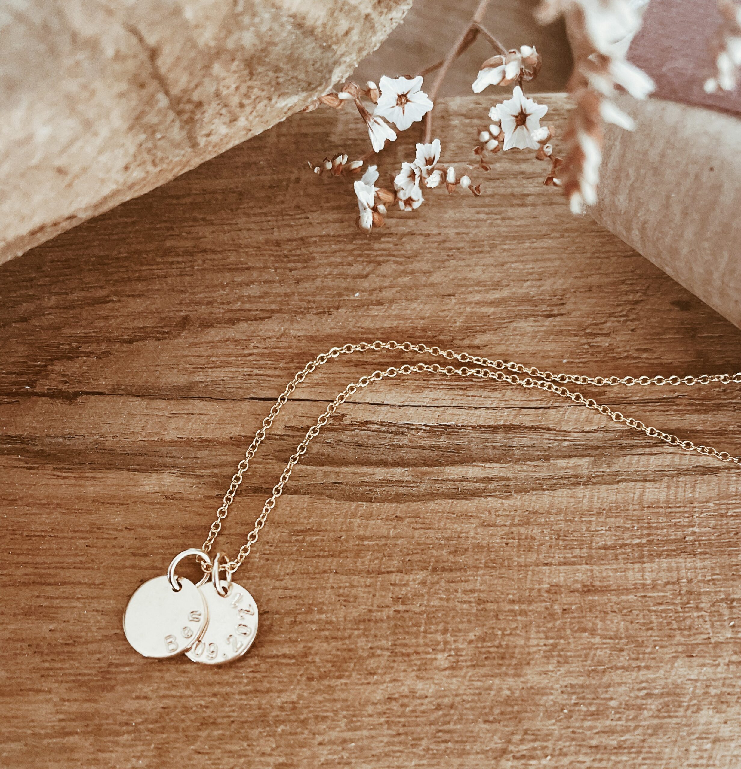 widget 1 gold name necklace